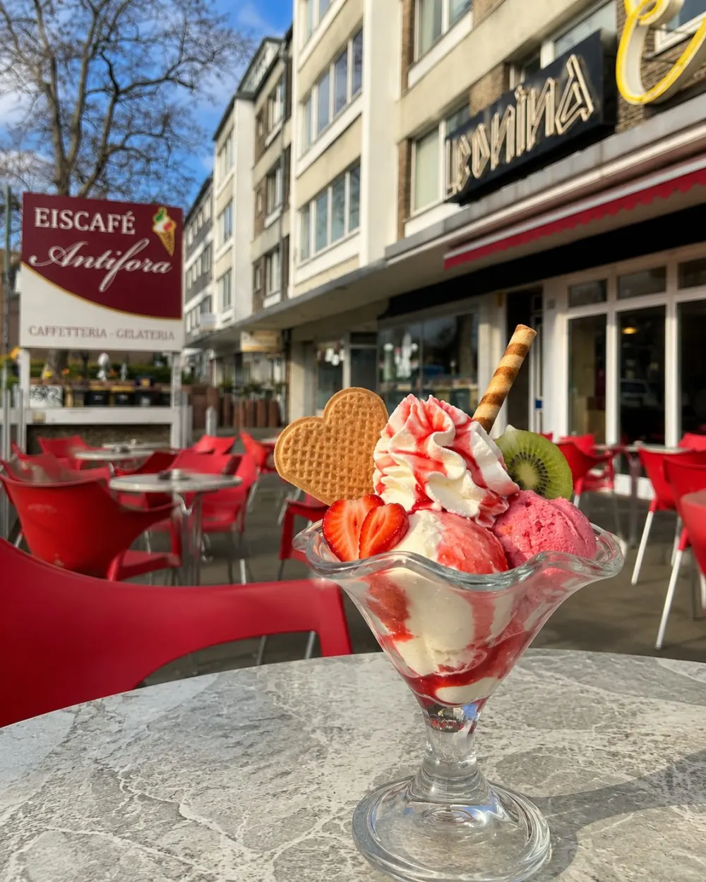 Eisbecher auf dem Terrassentisch
