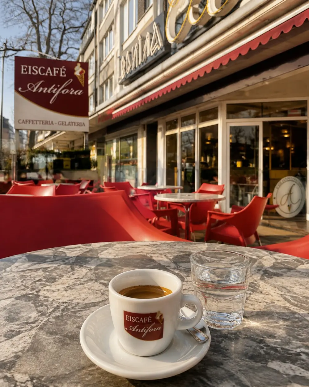 Espresso mit Crema auf Marmor