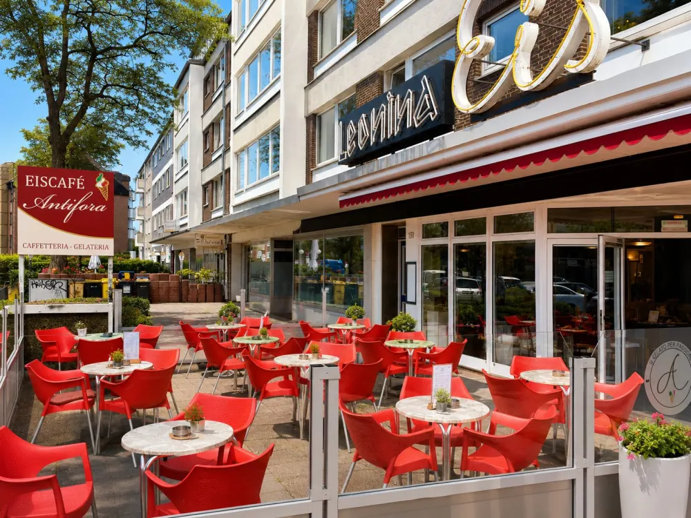 Terrasse mit roten Stühlen an der Kalkumer Straße