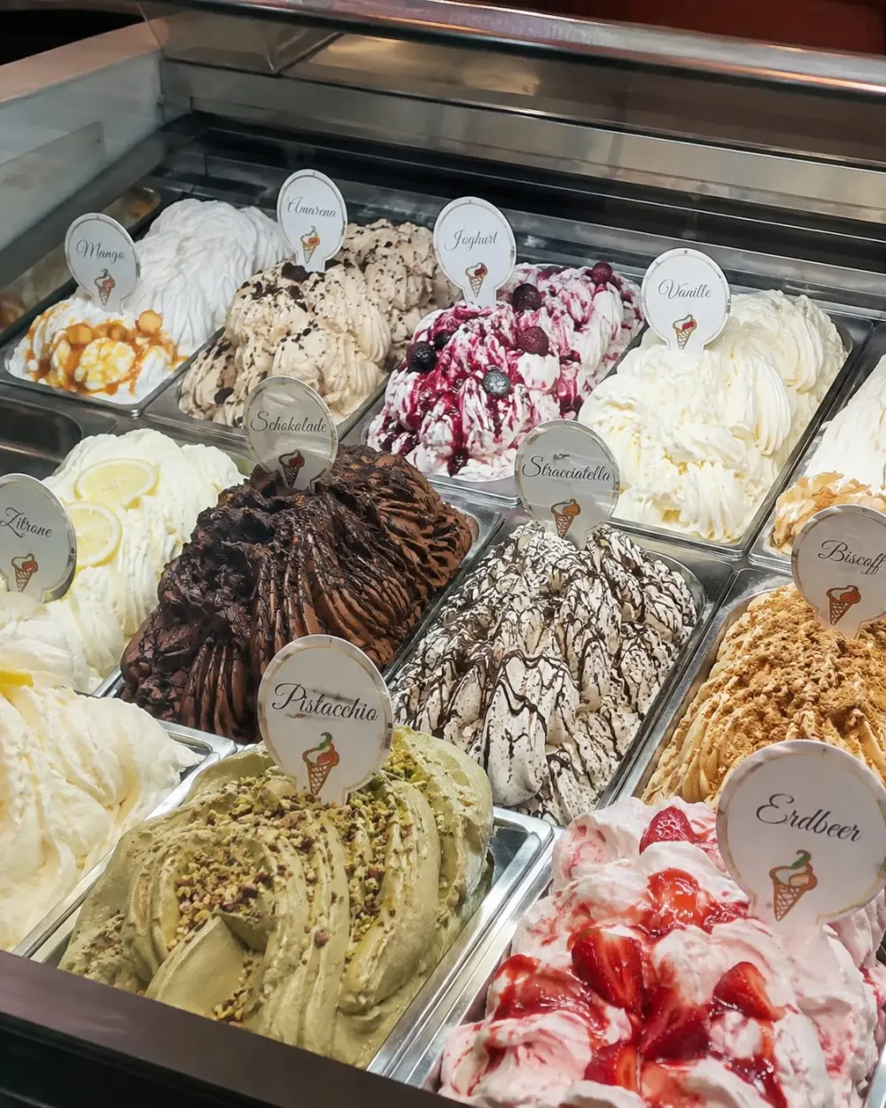 Sortenvitrine mit frischem Gelato